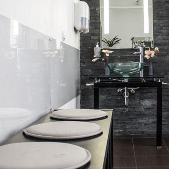 Femme Motion - Fitnessstudio in Villach - Umkleidebereich mit Dusche, garderobe, Fön, Waschbecken und Toilette 03
